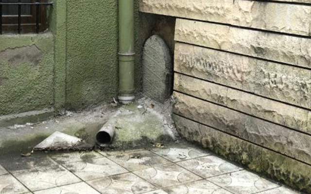 İstanbul mezarlarının kötü kaderi: Altında kaldığı binanın pis suyu da üzerine akıyor - Resim: 1