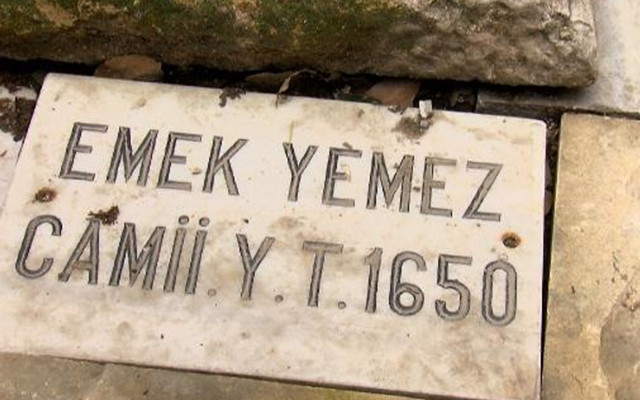 İstanbul mezarlarının kötü kaderi: Altında kaldığı binanın pis suyu da üzerine akıyor - Resim: 3