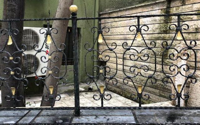 İstanbul mezarlarının kötü kaderi: Altında kaldığı binanın pis suyu da üzerine akıyor - Resim: 0