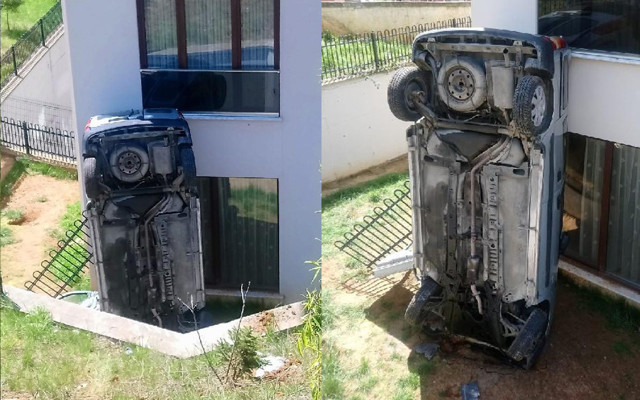 Düzce'de bir garip kaza: Apartman bahçesine uçan otomobil dik durdu - Resim: 0