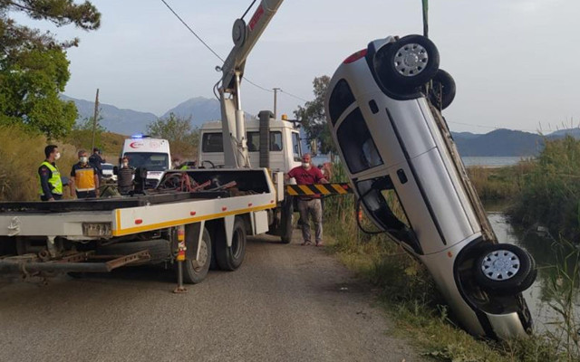 Muğla'da dereye düşen otomobilin üstünde kurtarılmayı beklediler - Resim: 1
