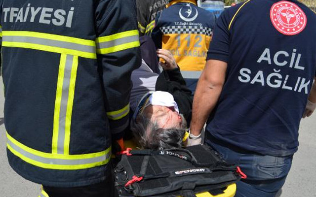 Aksaray'da Covid-19 tedavisinden dönüyordu ambulanstan indi savrulan otomobil çarptı - Resim: 0