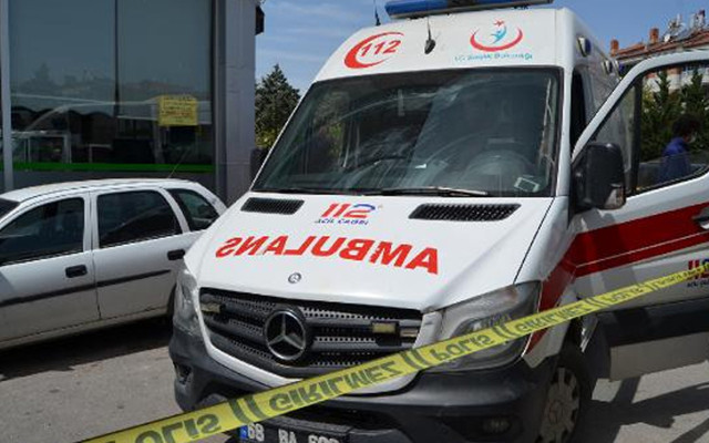 Aksaray'da Covid-19 tedavisinden dönüyordu ambulanstan indi savrulan otomobil çarptı - Resim: 2