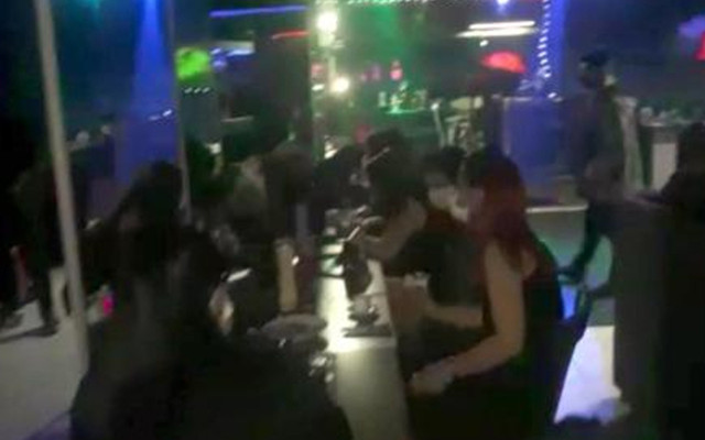 Tekirdağ'da mekanın kepenklerini indirip eğlendiler! Şok baskında ceza yağdı - Resim: 0