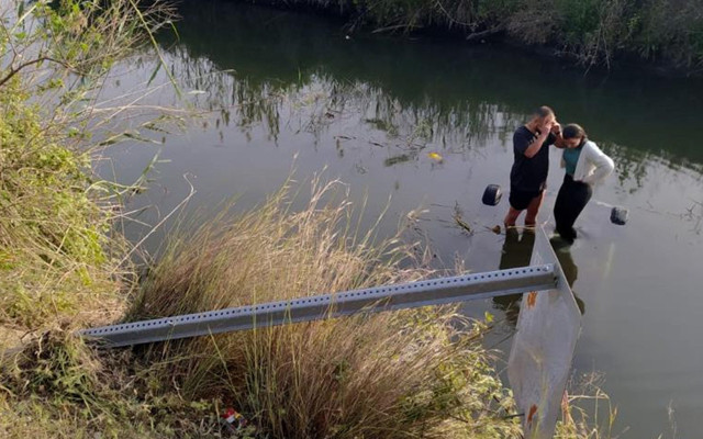 Muğla'da dereye düşen otomobilin üstünde kurtarılmayı beklediler - Resim: 0