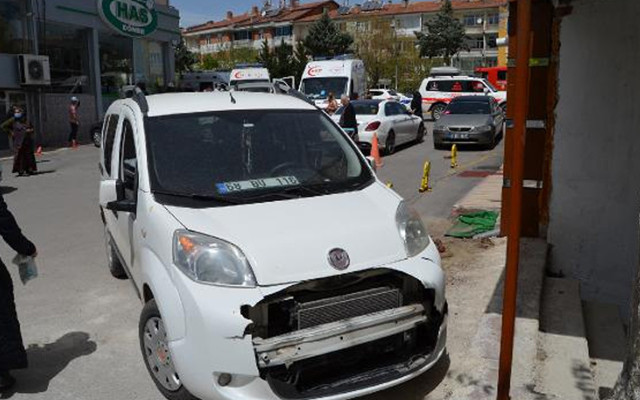 Aksaray'da Covid-19 tedavisinden dönüyordu ambulanstan indi savrulan otomobil çarptı - Resim: 1