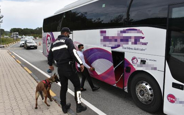 Marmaris girişinde 10 kilometrelik kuyruk! 8 araç trafikten çektirildi 34 kişi gözaltında - Resim: 2