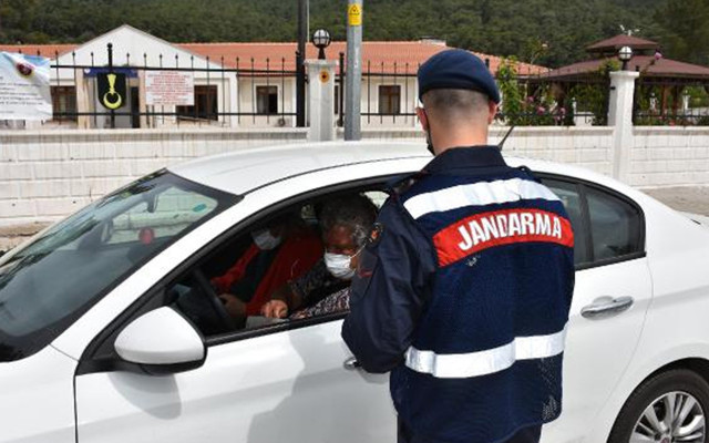 Marmaris girişinde 10 kilometrelik kuyruk! 8 araç trafikten çektirildi 34 kişi gözaltında - Resim: 0