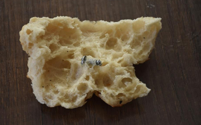 Ramazan pidesinin içinden çıkan vidayı görünce hayatının şokunu yaşadı - Resim: 1