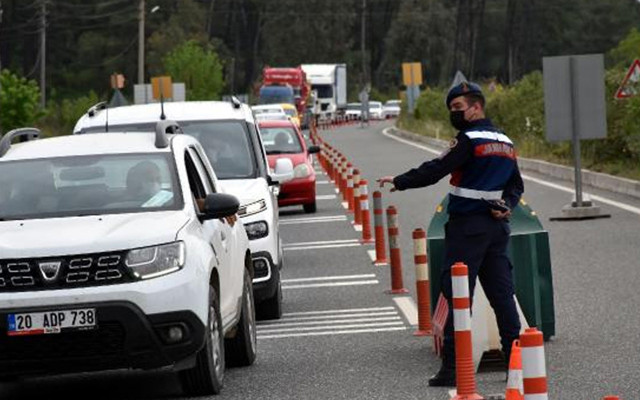 Marmaris girişinde 10 kilometrelik kuyruk! 8 araç trafikten çektirildi 34 kişi gözaltında - Resim: 1
