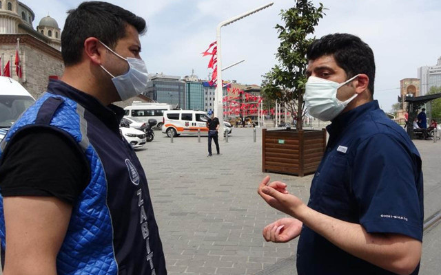Taksim'de polisten ikamet kartı bulunan turiste: Benim vatandaşım evde oturuyorsa... - Resim: 0