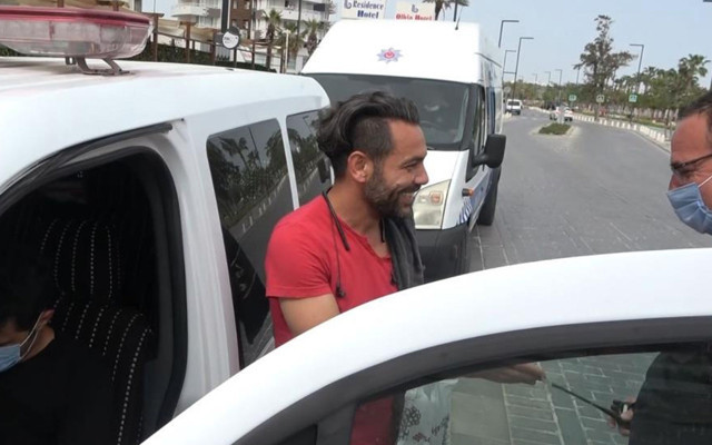 Antalya'da kısıtlamada sokakta yakalanınca ceza yazan polisleri öpmek istedi - Resim: 0