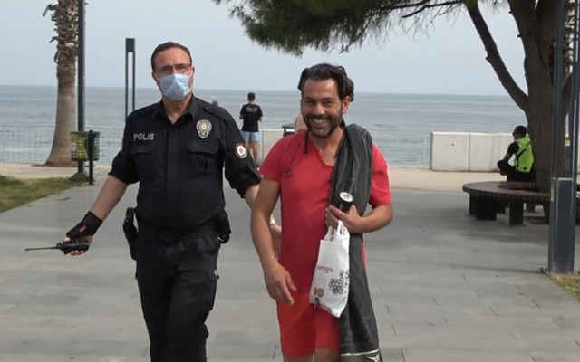Antalya'da kısıtlamada sokakta yakalanınca ceza yazan polisleri öpmek istedi - Resim: 2