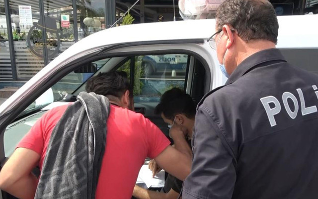 Antalya'da kısıtlamada sokakta yakalanınca ceza yazan polisleri öpmek istedi - Resim: 1