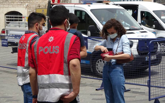 Taksim'de polisten ikamet kartı bulunan turiste: Benim vatandaşım evde oturuyorsa... - Resim: 1