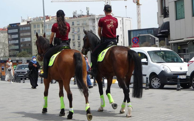 Taksim'de polisten ikamet kartı bulunan turiste: Benim vatandaşım evde oturuyorsa... - Resim: 2