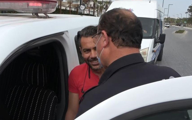 Antalya'da kısıtlamada sokakta yakalanınca ceza yazan polisleri öpmek istedi - Resim: 3
