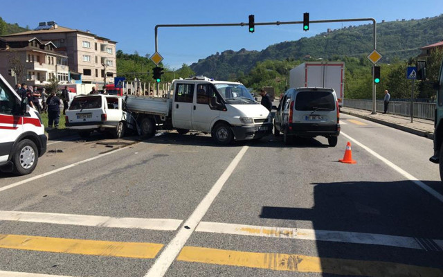 Trabzon'da trafik ışıklarında feci kaza: Kamyonete arkadan çarpan sürücü öldü - Resim: 0