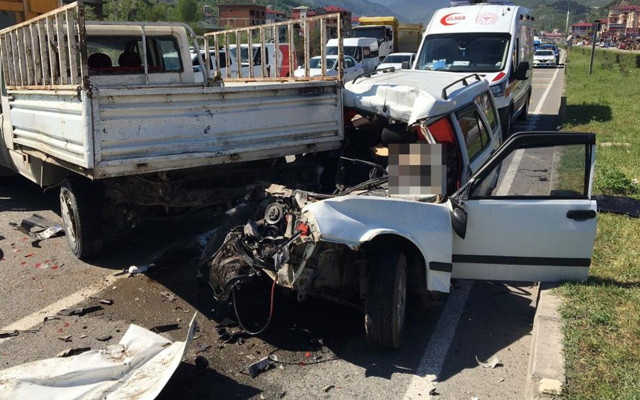 Trabzon'da trafik ışıklarında feci kaza: Kamyonete arkadan çarpan sürücü öldü - Resim: 1