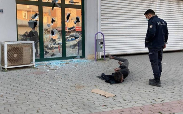 Bursa'da pazar yerinin camlarını kıran saldırgan etkisiz hale getirildi - Resim: 0