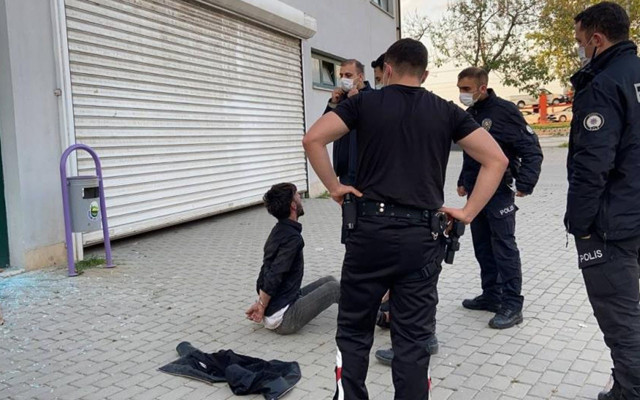 Bursa'da pazar yerinin camlarını kıran saldırgan etkisiz hale getirildi - Resim: 1