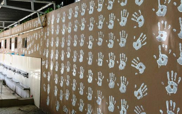 Antalya'da caminin bahçe duvarını avuç içiyle boyayan kişi gözaltına alındı - Resim: 1