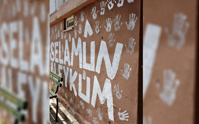 Antalya'da caminin bahçe duvarını avuç içiyle boyayan kişi gözaltına alındı - Resim: 0