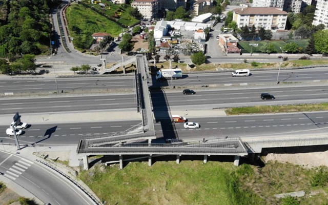 İstanbul’da engelli rampası olmayan üst geçit için İBB'ye 'Dürüst belediye istiyoruz' tepkisi - Resim: 1