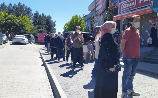 Bahçelievler'de kısıtlamaya rağmen bayram öncesi çikolata ve şeker kuyruğu - Resim: 0