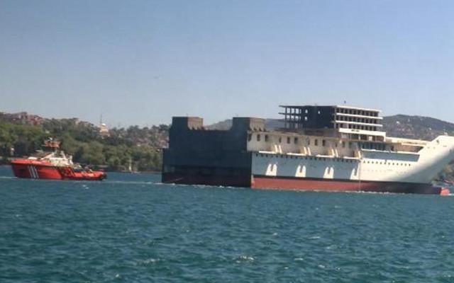 İstanbul Boğazı'ndaki görüntü dikkat çekti: 7 römorkör eşlik etti - Resim: 0