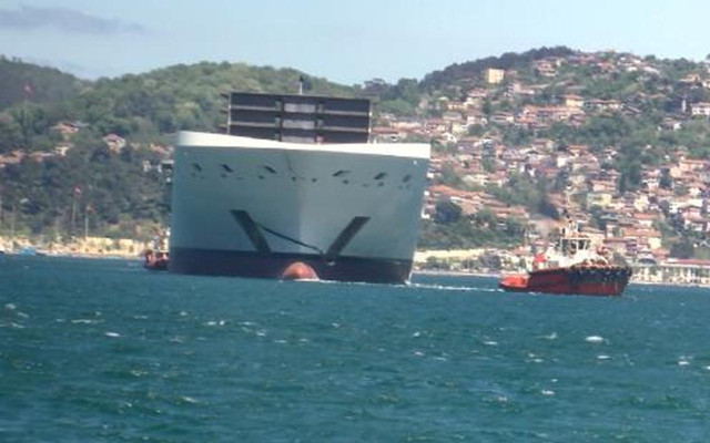 İstanbul Boğazı'ndaki görüntü dikkat çekti: 7 römorkör eşlik etti - Resim: 1