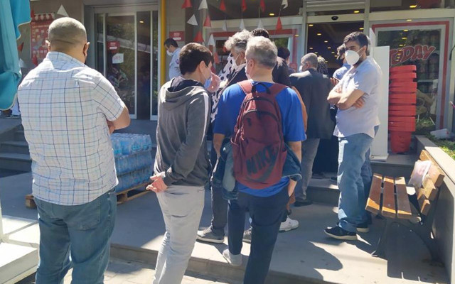 Bahçelievler'de kısıtlamaya rağmen bayram öncesi çikolata ve şeker kuyruğu - Resim: 1