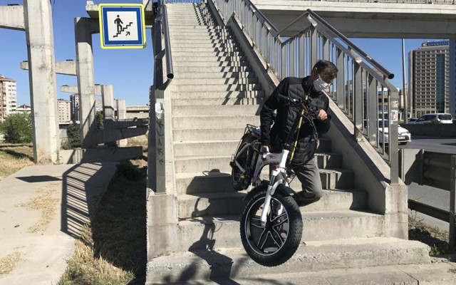 İstanbul’da engelli rampası olmayan üst geçit için İBB'ye 'Dürüst belediye istiyoruz' tepkisi - Resim: 2