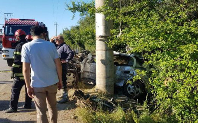 Kocaeli'de elektrik direğin çarpan otomobilde 1 kişi öldü 1 kişi ağır yaralandı - Resim: 0