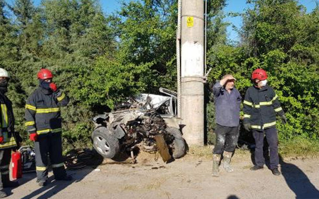 Kocaeli'de elektrik direğin çarpan otomobilde 1 kişi öldü 1 kişi ağır yaralandı - Resim: 1
