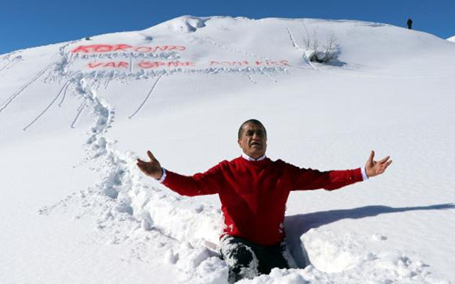 'Korona var öpme' klibi çeken türkücü Aydın Aydın, Covid-19'dan kaçamadı - Resim: 1