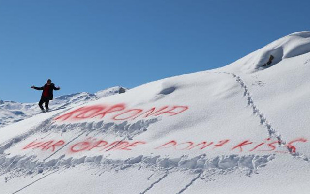 'Korona var öpme' klibi çeken türkücü Aydın Aydın, Covid-19'dan kaçamadı - Resim: 2
