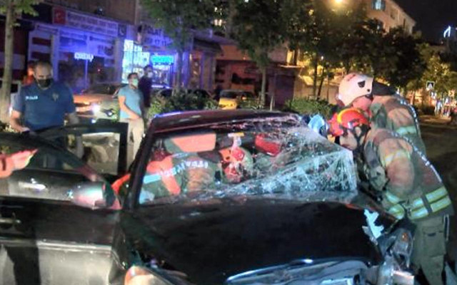 Şampiyonluk kutlaması sırasında kaza yapan araç yayaya çarptı: 2’si ağır 4 yaralı - Resim: 1