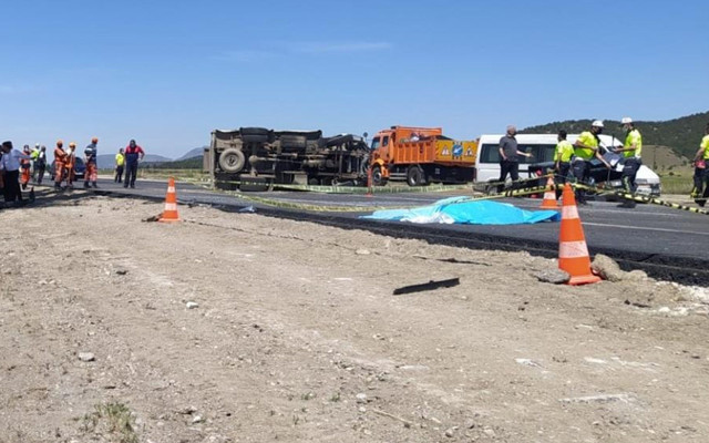 Denizli'de kamyonetin çarptığı otomobilin ön camından fırlayan sürücü can verdi - Resim: 0