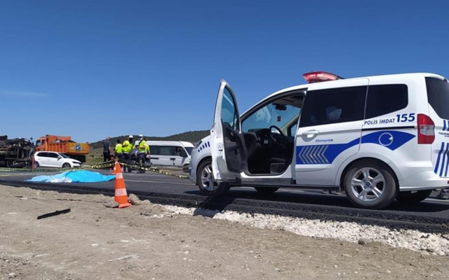 Denizli'de kamyonetin çarptığı otomobilin ön camından fırlayan sürücü can verdi - Resim: 1