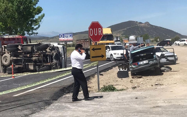 Denizli'de kamyonetin çarptığı otomobilin ön camından fırlayan sürücü can verdi - Resim: 2