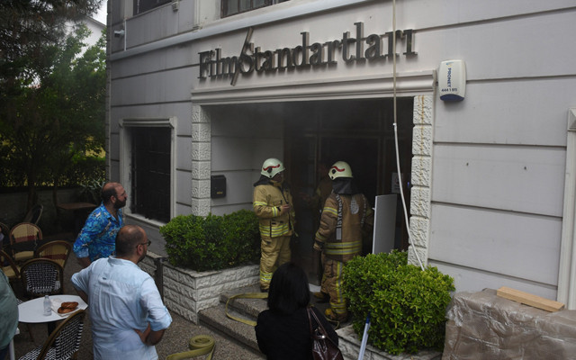 Şişli'de dört katlı binanın girişinde korkutan yangın - Resim: 0