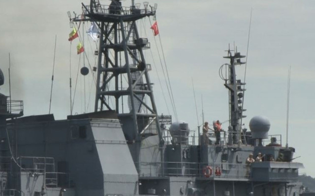 İstanbul Boğazı'ndan geçen Rus savaş gemisinde Türk bayrağı dalgalandırıldı - Resim: 1