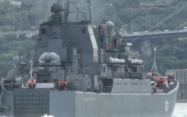 İstanbul Boğazı'ndan geçen Rus savaş gemisinde Türk bayrağı dalgalandırıldı - Resim: 2