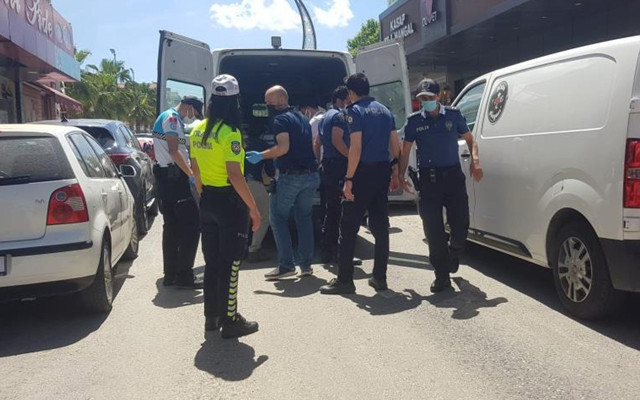 İzmir'de evlat dehşeti! Annesini bıçakladı sonrası katliam: Dini nikahlı koca ile marketçi öldü - Resim: 0