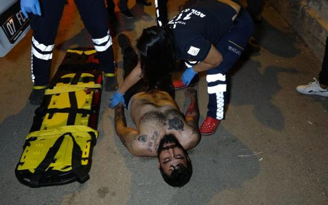 Antalya'da cam şişeyle bekçiyi boynundan yaraladı - Resim: 0