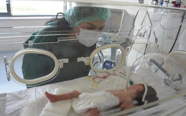 Eskişehir'de Covid-19 nedeniyle entübeyken dünyaya getirdiği kızına ilk kez dokundu - Resim: 0