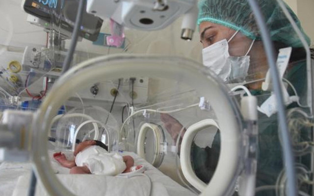 Eskişehir'de Covid-19 nedeniyle entübeyken dünyaya getirdiği kızına ilk kez dokundu - Resim: 1