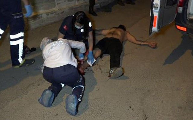 Antalya'da cam şişeyle bekçiyi boynundan yaraladı - Resim: 1