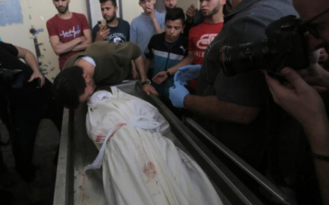 Yemek yapan annesine yardım etmek isteyen kız çocuğu İsrail saldırısında öldü - Resim: 1